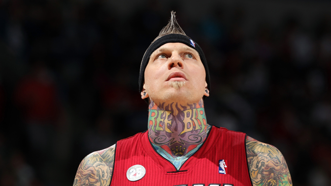 TA：阿莫林会坚持三后卫阵型，他认为这可以带领曼联重夺奖杯（TA：阿莫林将延续三中卫体系，坚信此举能助曼联再捧冠军）