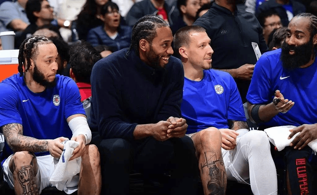 海港夺冠真相曝光！穆斯卡特硬刚挖角+3大对手集体送人头（海港称王内幕揭晓！穆斯卡特强硬回击挖角，三大对手集体失误送礼）