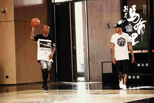 篮球湖人完成关键补强，签下经验丰富后卫（湖人完成重要补强，签下资深后卫）