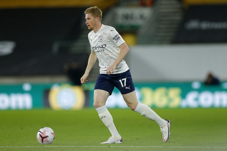 内马尔赛前牵着自己的女儿马维入场，之后还给女儿比心（赛前温情一幕：内马尔牵女儿马维入场并隔空比心）