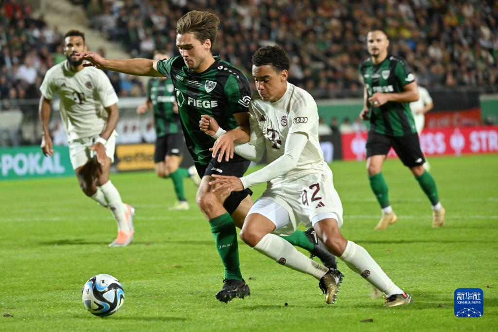 球队取胜后送亚泰降级，海牛球迷在退场时高喊“亚泰降级啦”