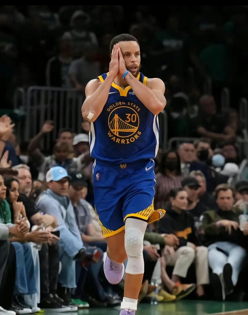 东契奇飞抵费城加入湖人！周一复出战76人 詹姆斯状态升级也有望回归（东契奇抵达费城加盟湖人！周一或复出战76人 詹姆斯状态提升同样有望回归）