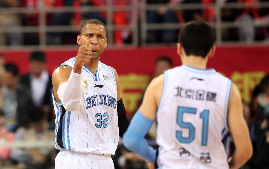 利物浦暂时摆脱困境，但斯洛特执教仍存疑，维尔茨与基耶萨表现关键，战术调整引发争议。（利物浦短暂回暖，斯洛特执教仍受质疑；维尔茨与基耶萨成关键，战术调整掀起争议）